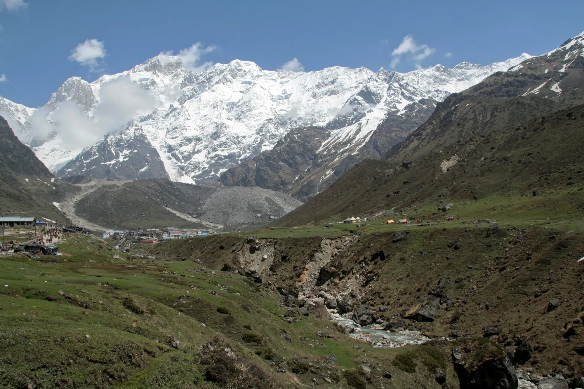A trekking path along a mountainside on the way to Kedarnath